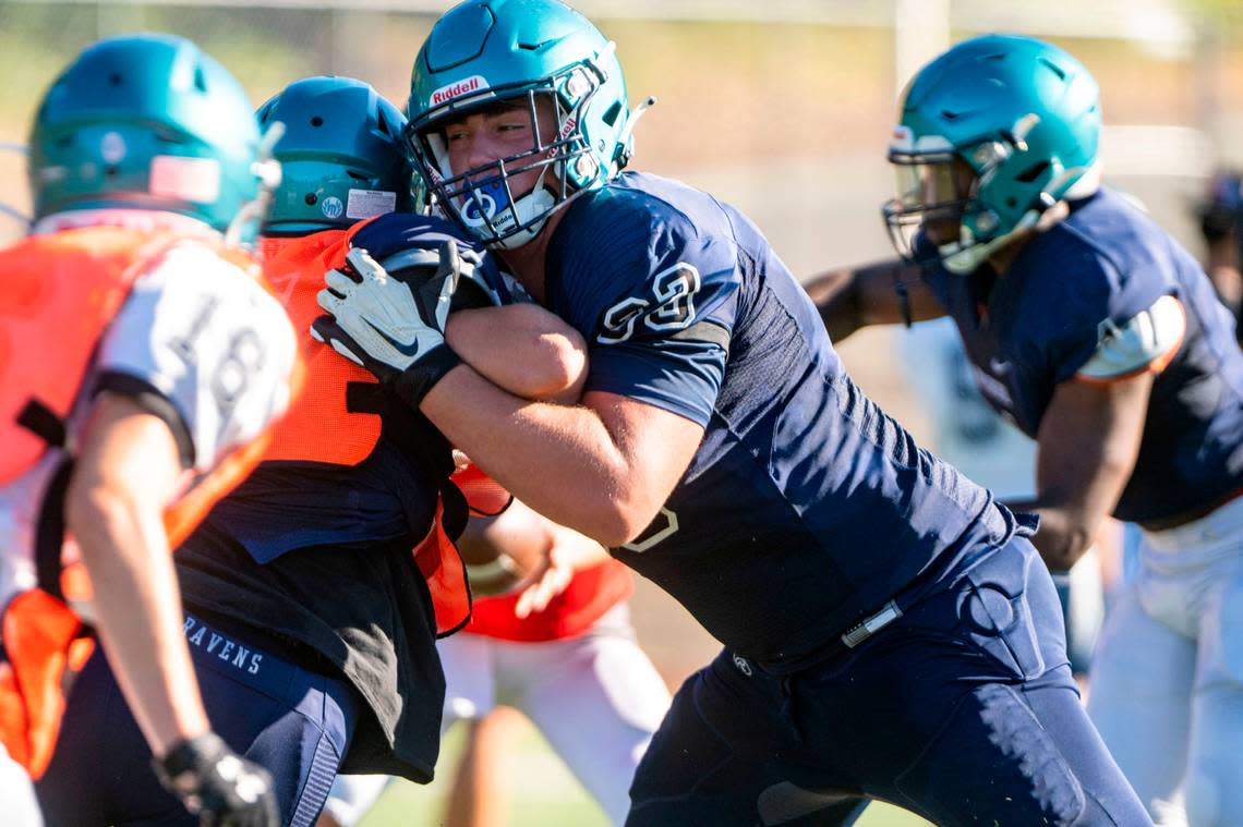 Auburn Riverside offensive tackle Nathan Pritchard run blocks during team drills on Monday, Aug. 22, 2022, at Auburn Riverside High School in Auburn, Wash.