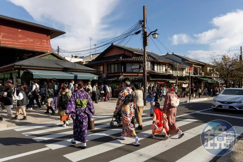 嵐山商店街的觀光客與人力車川流不息。