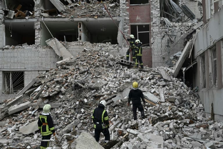 Ukrainian rescue workers clear rubble from a destroyed building in Chernigiv (Genya SAVILOV)