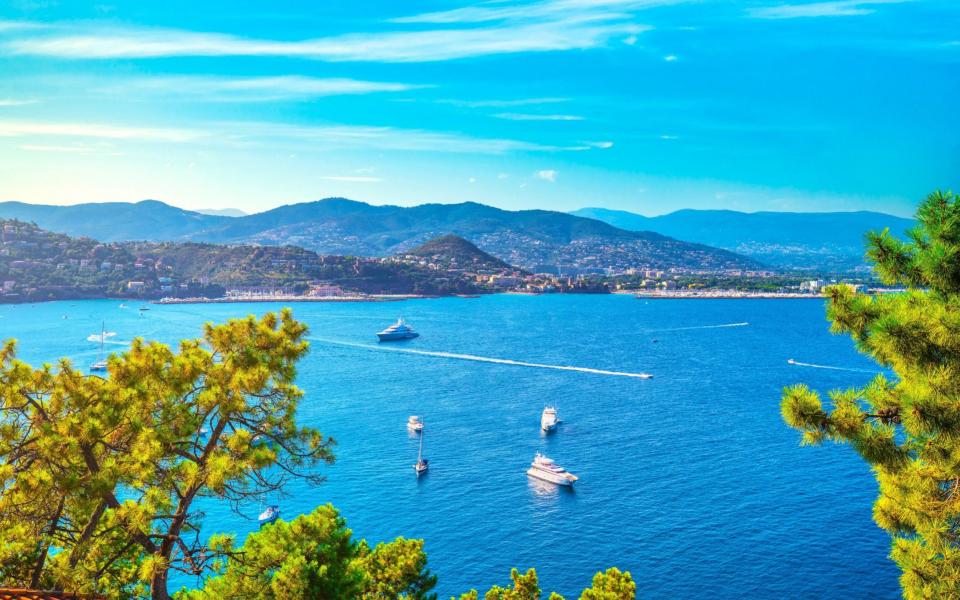 Cannes and La Napoule panoramic sea bay view, yachts and boats from Theoule sur Mer. French Riviera, Azure Coast or Cote d Azur, Provence, France - https://www.alamy.com / StevanZZ / Alamy Stock Photo