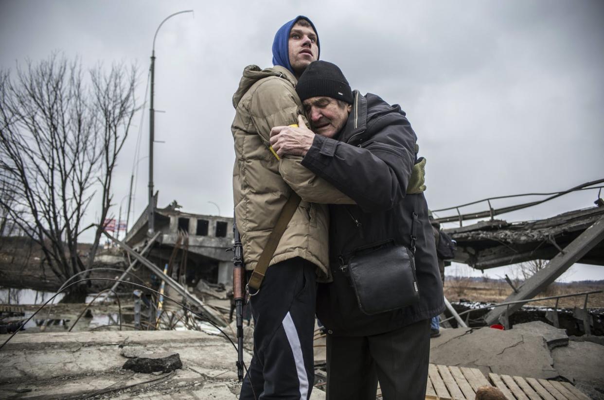 <span class="caption">Un miembro de las Fuerzas de Defensa Territorial de Ucrania abraza a un residente que sale de su pueblo tras un bombardeo de artillería rusa en Irpin, en las afueras de Kiev, Ucrania, el 9 de marzo de 2022.</span> <span class="attribution"><a class="link " href="https://newsroom.ap.org/detail/APTOPIXRussiaUkraineWar/baef932200704d64b1f1bf4e1f04277a/photo?Query=ukraine&mediaType=photo&sortBy=arrivaldatetime:desc&dateRange=Anytime&totalCount=101098&currentItemNo=355" rel="nofollow noopener" target="_blank" data-ylk="slk:AP Photo/Oleksandr Ratushniak;elm:context_link;itc:0;sec:content-canvas">AP Photo/Oleksandr Ratushniak</a></span>