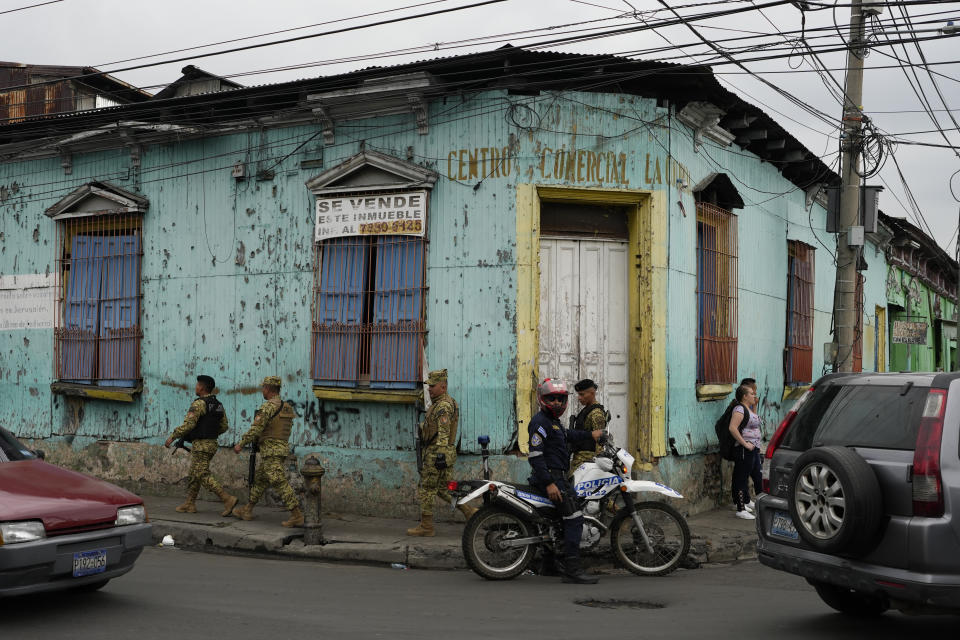 Soldados caminan en una patrulla antes de las elecciones generales del país en San Salvador, en El Salvador, el sábado 3 de febrero de 2024. (AP Foto/Moisés Castillo)