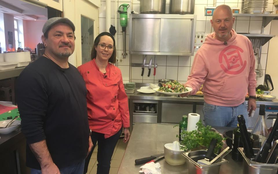 Frank Rosin (rechts) zeigt Jorge und Verena, wie man ein gutes Gericht auch tatsächlich appetitlich präsentiert. 