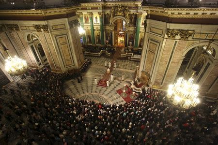 People attend a religious service commemorating victims of a Russian airliner which crashed in Egypt, at St. Isaac's Cathedral in St. Petersburg, Russia November 8, 2015. REUTERS/Peter Kovalev