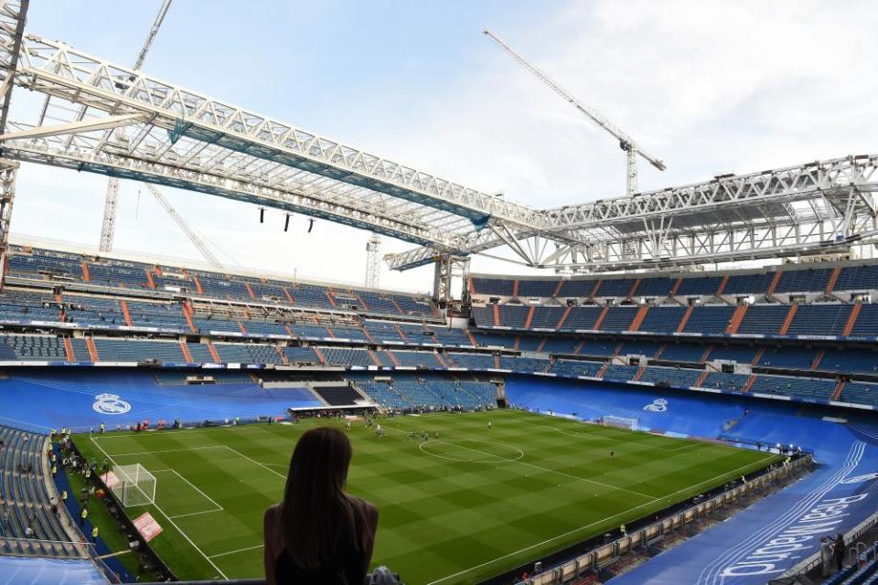 A fan surveys the structure of the new retractable roof at the Benabéu before Real Madrid’s win over Celta.