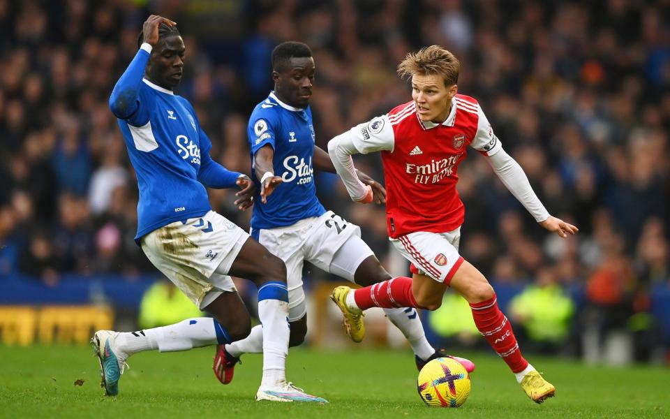 Martin Odegaard of Arsenal runs ahead of Idrissa Gueye of Everton during the Premier League match between Everton FC and Arsenal FC at Goodison Park on February 04, 2023 in Liverpool, England - Getty Images/Gareth Copley