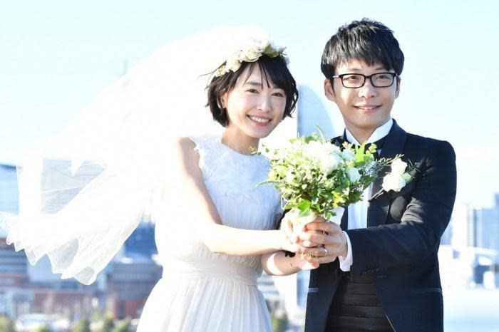 星野源（右）與新垣結衣的婚訊震驚日本海內外，日本甚至有公司讓員工請「失戀假。」（網路圖片）