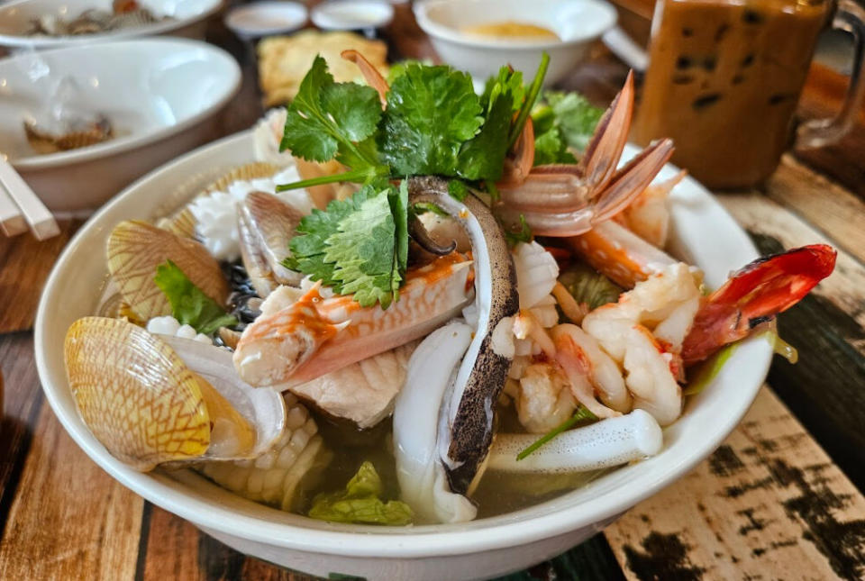 Hai Kah Lang JB – Mixed seafood noodles