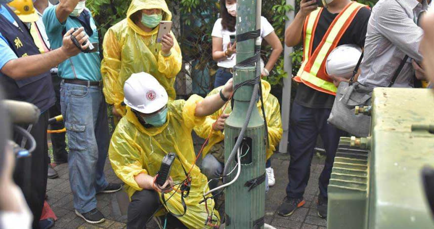 高雄市19日晚間暴雨造成市區多處積水，39歲高姓女子徒步涉水行經鳳山區三民路郵局前時，突然遭電擊倒地，搶救後不治，高市府工務局23日2度邀集電機技師公會鑑定漏電源頭及原因，終於找到漏電源頭為三民路295巷口編號縣口043的路燈。（圖／高市府工務局提供／中國時報洪浩軒高雄傳真）