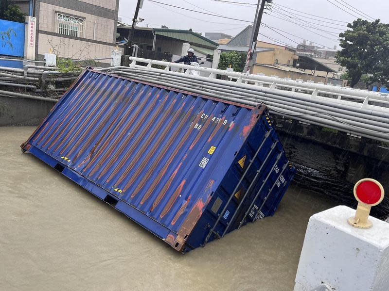 1只貨櫃漂流到林園中門三號橋，港務公司緊急吊離。（翻攝畫面）