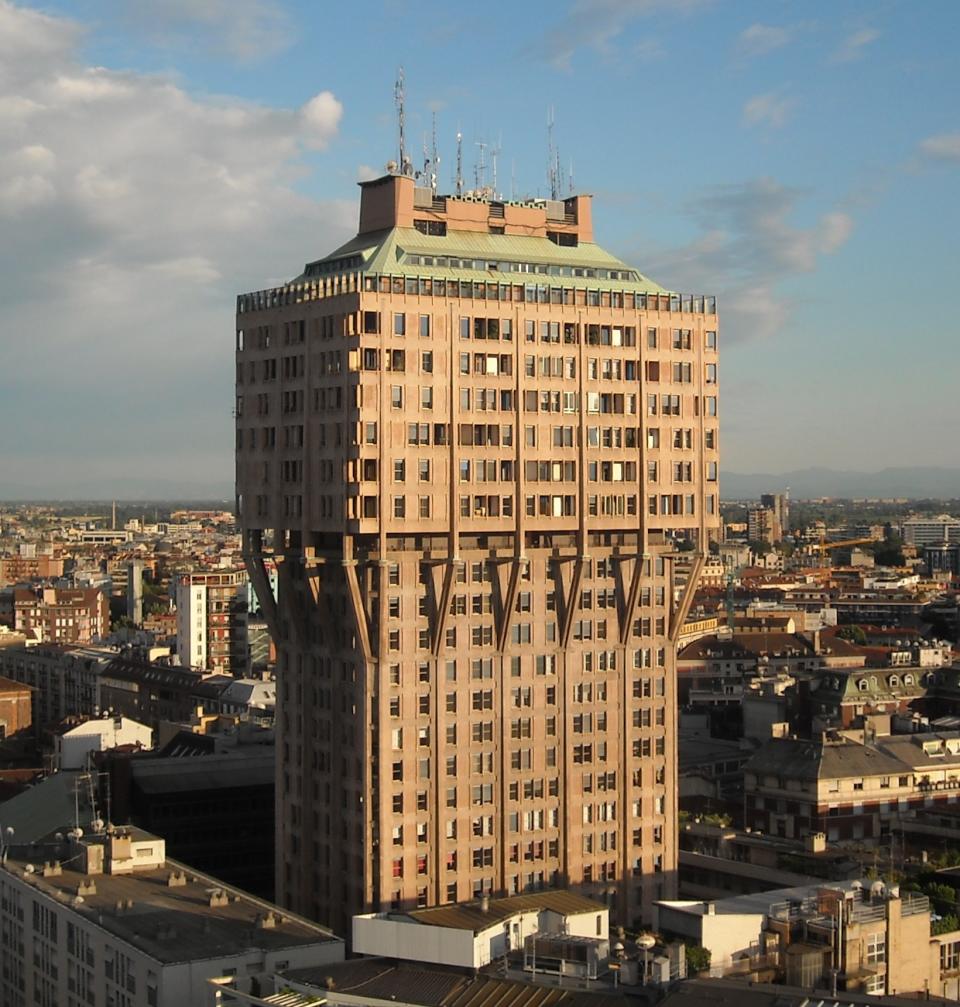 <p>La Torre Velasca es uno de los símbolos de la ciudad de Milán, aunque no precisamente por su belleza. Fue diseñada por la empresa BBPR y construida entre 1956 y 1958. En su parte inferior acoge tiendas y oficinas, mientras que la zona más ancha está ocupada por apartamentos. (Foto: Wikimedia Commons). </p>