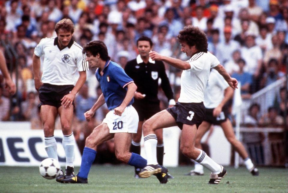 Nach einem kräftezehrenden Halbfinale gegen England hatte Deutschland im Endspiel 1982 nicht mehr viel zuzusetzen. Überragender Spieler des Finals in Madrid war Bruno Conti, das wegweisende 1:0 aber erzielte Italiens Toptorjäger Paolo Rossi (Nummer 20) mit seinem sechsten Turniertreffer. Endstand im Estadio Santiago Bernabéu: 3:1 für Italien. (Bild: Tony Duffy/ALLSPORT)