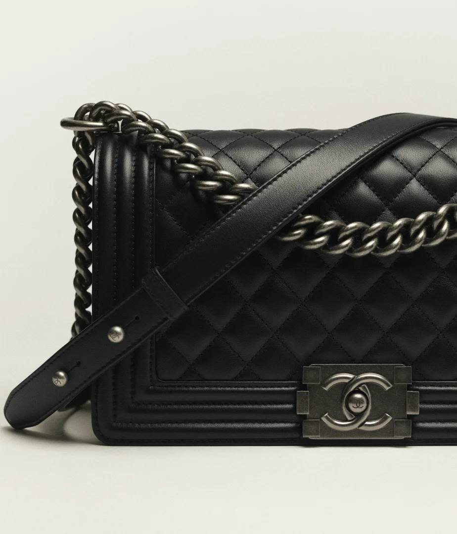 BOY CHANEL口蓋包，NT$231,200→NT$241,100圖片來源：CHANEL官網