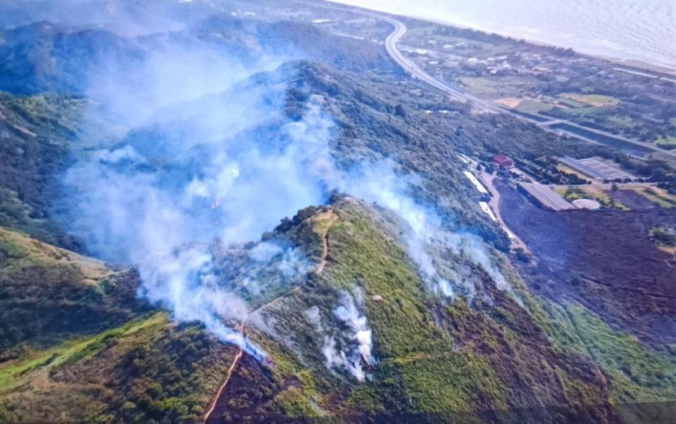 苗轎車撞電桿起火引發火燒山，共燒了10公頃還動用直升機滅火。（圖：消防局提供）