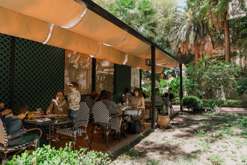 Escondido en el Museo Fernández Blanco, Los Jardines de las Barquin es una de las mejores opciones para comer en Recoleta. 