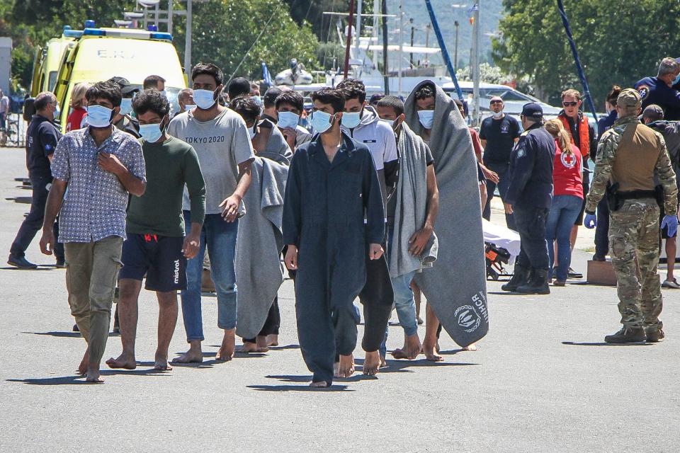 Sobrevivientes en el puerto de Kalamata, Grecia. (Foto: STRINGER / Eurokinissi / AFP) / Greece OUT (Foto: STRINGER/Eurokinissi/AFP via Getty Images)