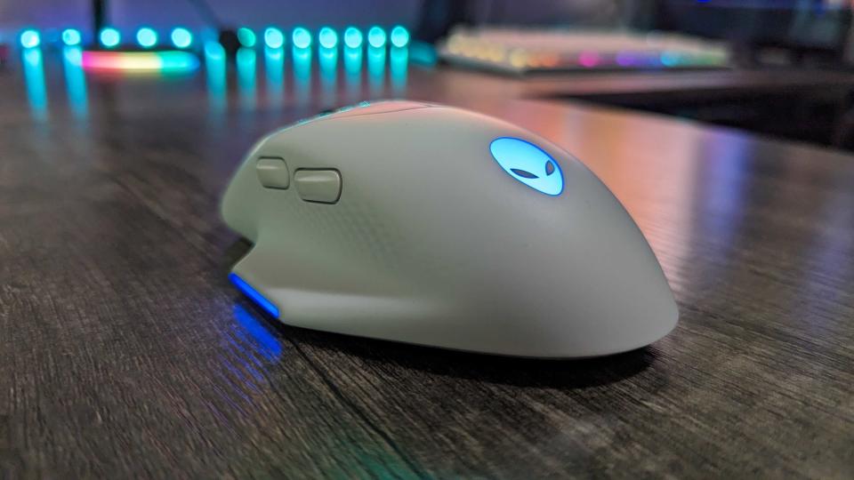 Image of the Alienware Wireless Gaming Mouse (AW620M).