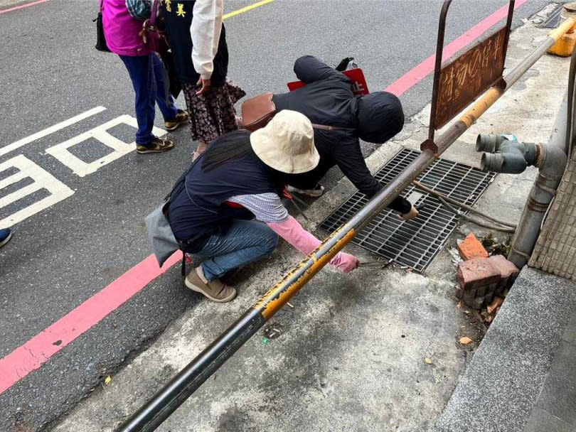 台南市北區區公所4日發動4里志工撿菸蒂整飭市容。（圖／北區區公所提供）