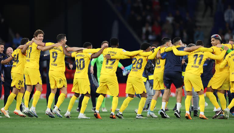 Barcelona's players celebrate winning their 27th Spanish league championship after the Spanish league football match between RCD Espanyol and FC Barcelona at†the RCDE Stadium in Cornella de Llobregat on May 14, 2023. Barcelona won Spain's La Liga for the first time since 2019 by thrashing Espanyol 4-2 today, wrestling the title from rivals Real Madrid. The Catalan giants clinched their 27th Spanish championship with an emphatic derby victory, with Robert Lewandowski scoring twice, alongside Alejandro Balde and Jules Kounde's goals. (Photo by Lluis GENE / AFP)