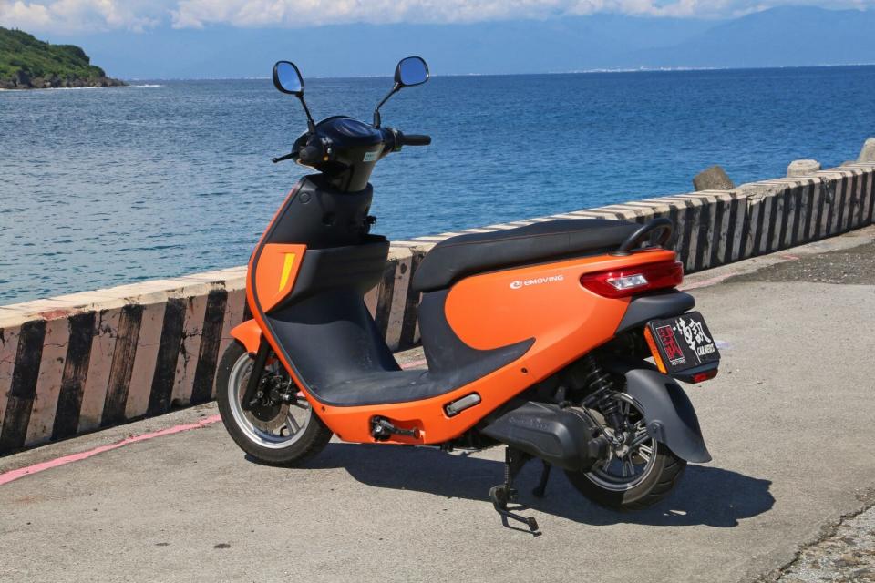 iE125的車身長/寬/高尺碼為1800/680/1110mm，與一般主流125油車或電動車相當，不過1280mm的軸距則相形較短，且750mm的座高也較一般低，更加親民於騎乘者。