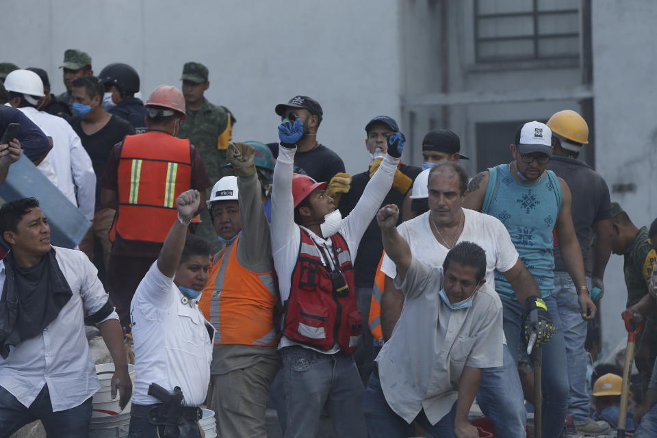 <p>MEX60. CIUDAD DE MÉXICO (MÉXICO), 19/09/2017.- Cientos de mexicanos intentan rescatar a personas con vida de los edificios colapsados en Ciudad de México (México) hoy, martes 19 de septiembre de 2017, tras un sismo de magnitud 7,1 en la escala de Richter, que sacudió fuertemente la capital mexicana y causó escenas de pánico justo cuanto se cumplen 32 años de poderoso terremoto que provocó miles de muertes. EFE/José Méndez </p>