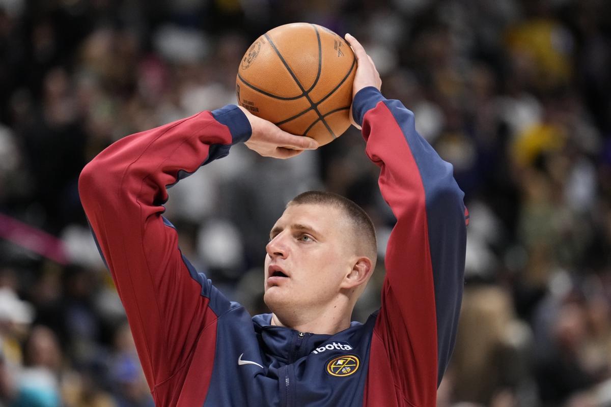 O grande homem do Nuggets, Nikola Jokic, aparece no jogo vestido como “Gru” do filme “Meu Malvado Favorito”.