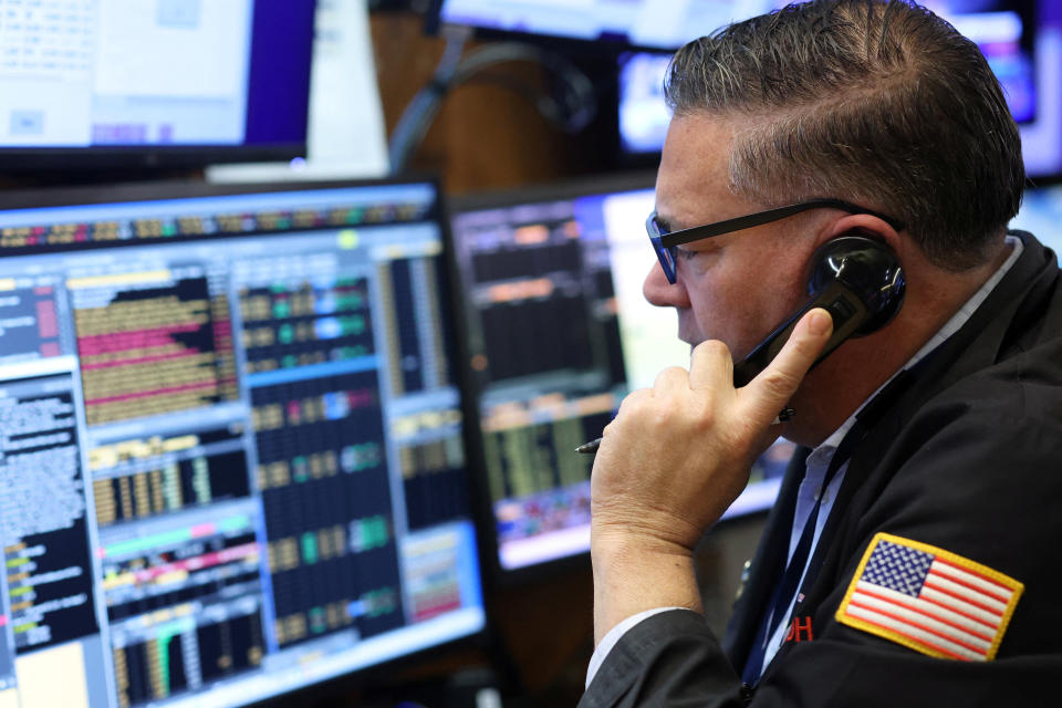 Трейдер работает в торговом зале Нью-Йоркской фондовой биржи (NYSE) в Нью-Йорке, США, 5 января 2023 года. REUTERS/Andrew Kelly