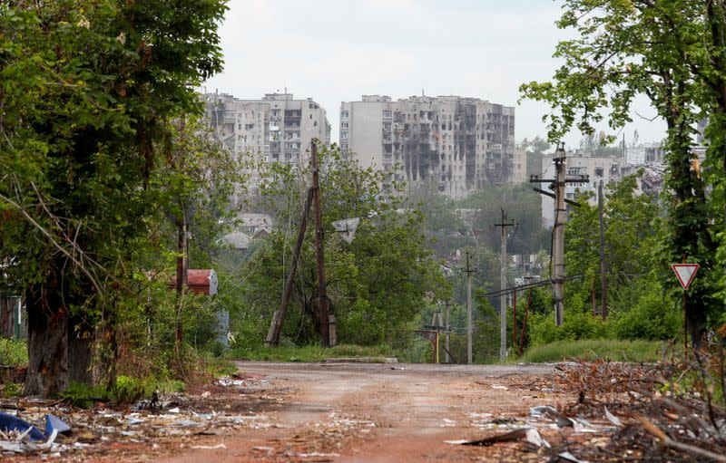 Foto del viernes de edificios dañados en Popasna, en la región de Luhansk