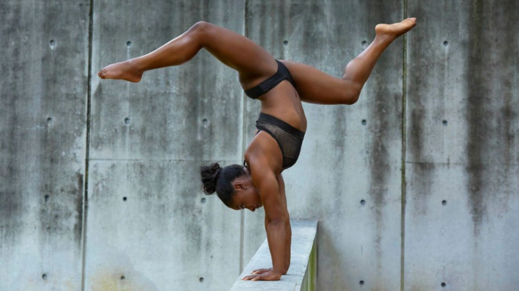 Simone Biles ist in der neuen SI Bademoden-Ausgabe. (Via @SI_Swimsuit)