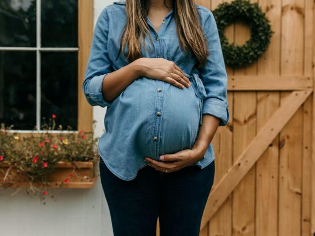 Grossesse Denim. Image Recadrée De La Femme Dans Des Jeans