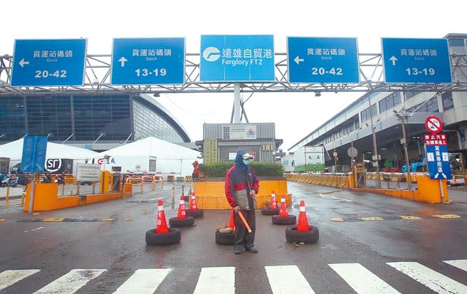 位於遠雄自由貿易港區的亞旭電腦驚爆新冠肺炎群聚感染，22日已累計70人確診。（范揚光攝）