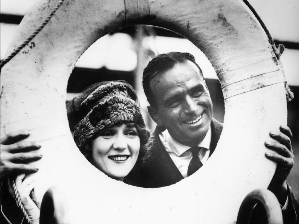 Douglas Fairbanks wurde vor allem mit Abenteuerfilmen bekannt - und aufgrund seiner Ehe mit Mary Pickford. Aus einer früheren Beziehung hatte Fairbanks einen Sohn, der ebenfalls Schauspieler wurde ... (Bild: General Photographic Agency/Getty Images)