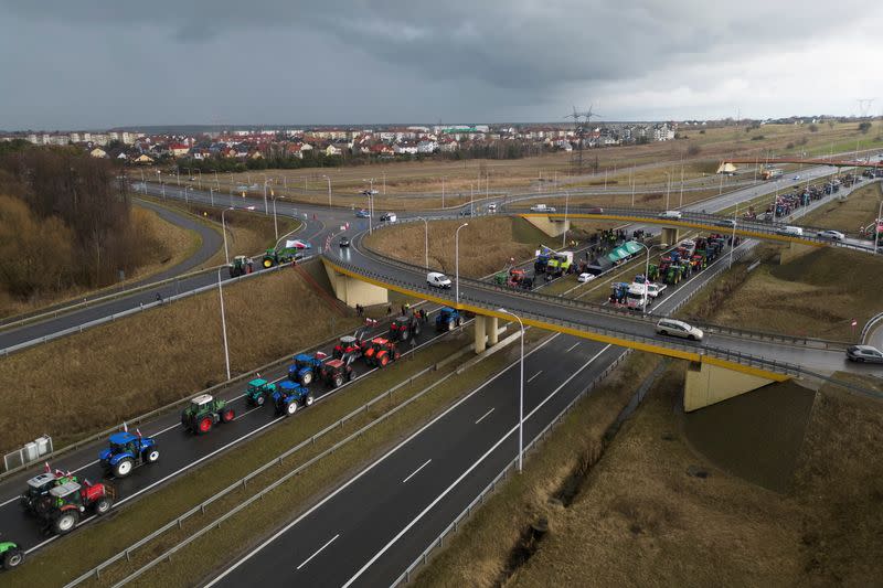 Polish farmers block expressway near Lublin