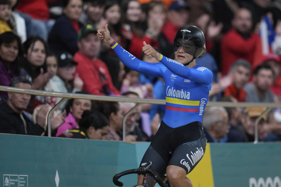 La colombiana Martha Bayona celebra tras ganar la medalla de oro de la carrera de velocidad del ciclismo de pista de los Juegos Panamericanos en Santiago, Chile, el viernes 27 de octubre de 2023. (AP Foto/Fernando Vergara)