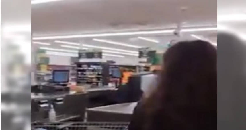 一名男子在超市裡持刀傷人。（圖／翻攝自推特）