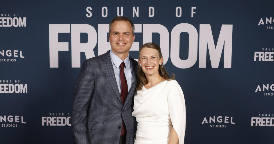 Neal Harmon, PDG d'Angel Studios, et Trisha Harmon assistent à la première de Sound of Freedom dans l'Utah.