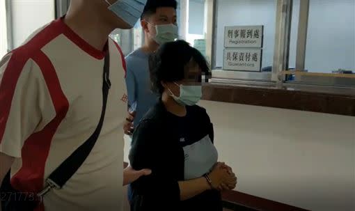 印尼逃逸愛滋女移工，落網時披頭散髮與昔日清純模樣落察極大。（圖／翻攝畫面）