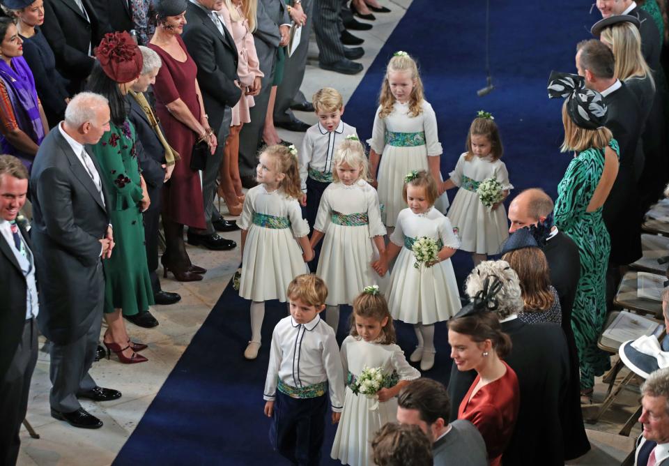 <p>英國女王伊莉莎白二世與菲利浦親王的孫女－尤金妮公主（Princess Eugenie）婚禮當天，英國皇室的小小成員們也出席擔負花童，夏綠蒂公主與喬治王子排列於最後排仍相當搶眼！</p> <cite>Getty Images</cite>