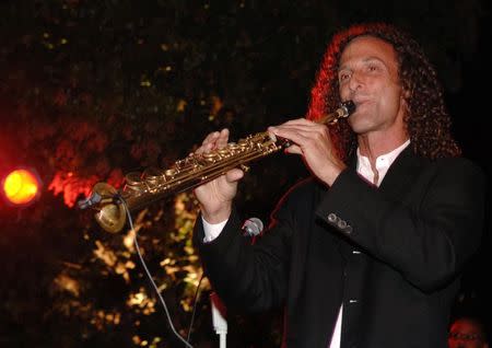 Musician Kenny G performs at a fund-raising reception before a fundraiser chaired by then first lady of California Maria Shriver in Monterey, in this September 5, 2008 file photo. REUTERS/Bill Auth/Files