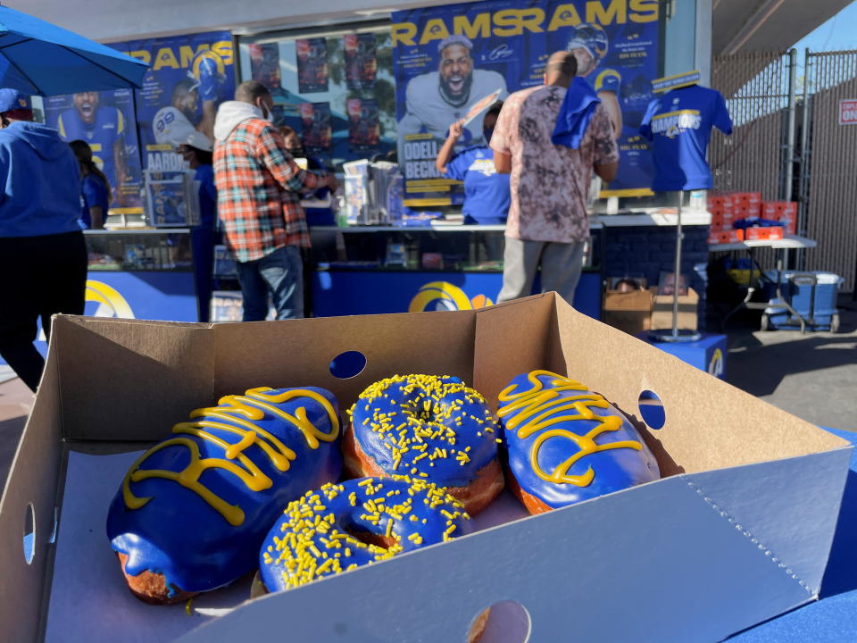 Personas hacen fila para compar rosquillas de Los Angeles Rams cerca del lugar donde se jugará el Super Bowl, en Inglewood, California. (Foto: Reuters)