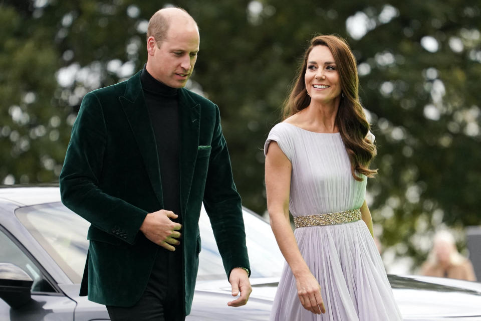 Le 29 avril 2011, Kate Middleton et le prince William se disaient « oui » dans l’abbaye de Westminster devant l’aristocratie britannique, ainsi qu’une foule de dirigeants et de people. Par cet engagement, la duchesse de Cambridge a fait son entrée dans la famille royale et honore, de ce fait, les obligations qui en découlent aux côtés de son époux. Inséparables, le duc et la duchesse sont de plus en plus soudés au fil des années. En dix ans de mariage, l’amour qu’ils se portent l’un envers l’autre n’a jamais faibli. Une complicité à toute épreuve Kate Middleton et le prince William ont d’ailleurs construit une belle famille. En 2013, le duc et la duchesse de Cambridge ont accueilli avec joie le prince George, puis la princesse Charlotte en 2015 et enfin, le prince Louis en 2018. Entre leurs trois enfants et les obligations royales qu’ils doivent assurer, les deux époux n’arrêtent pas et s’affichent régulièrement ensemble et unis, lors d’apparitions publiques souvent très remarquées. En dépoussiérant la monarchie britannique, Kate Middleton et le prince William ont su séduire le public du monde entier par leur modernité et leur élégance. Lors d’un voyage en Ecosse, sur le tapis rouge du dernier « James Bond », lors d’un concert de Noël ou pour défendre les causes qui lui sont chères, le couple montre une complicité à toute épreuve. A l’occasion des 40 ans de Kate Middleton ce 9 janvier, retour en images sur ces beaux moments de connivence entre le duc et la duchesse de Cambridge.