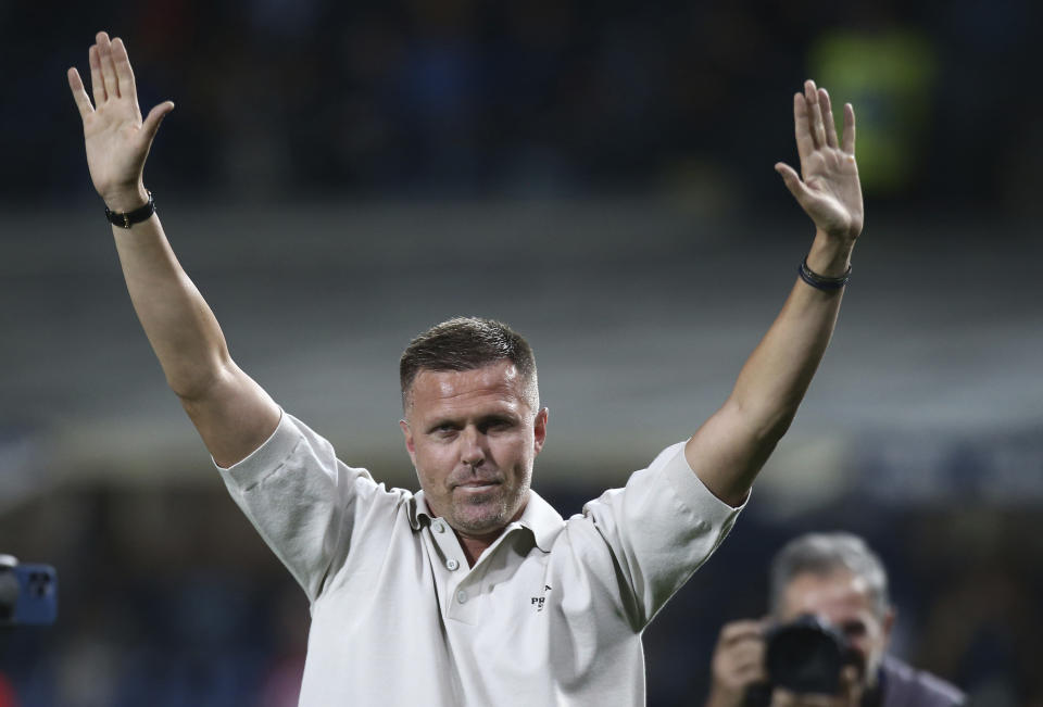 El exdelantero esloveno de Atalanta, Josip Iličić, saluda a los fanáticos antes del partido entre el club y el Torino, en la Serie A, en el estadio Gewiss, en Bergamo, Italia, el jueves 1 de septiembre de 2022. (Spada/LaPresse vía AP)
