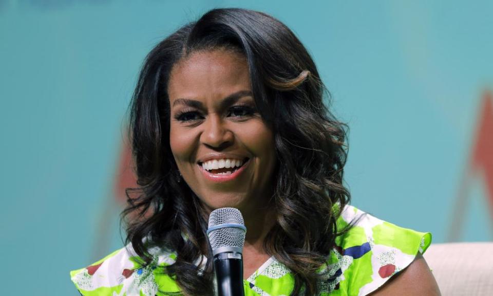 Michelle Obama parle dans un micro et sourit