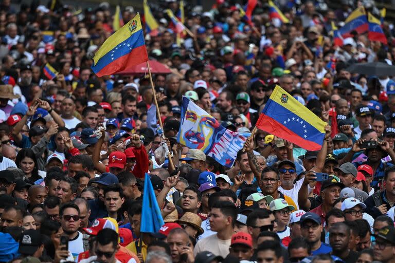 Simpatizantes del presidente venezolano Nicolás Maduro participan en una manifestación que se dirige al palacio presidencial de Miraflores, en Caracas, el 30 de julio de 2024. 