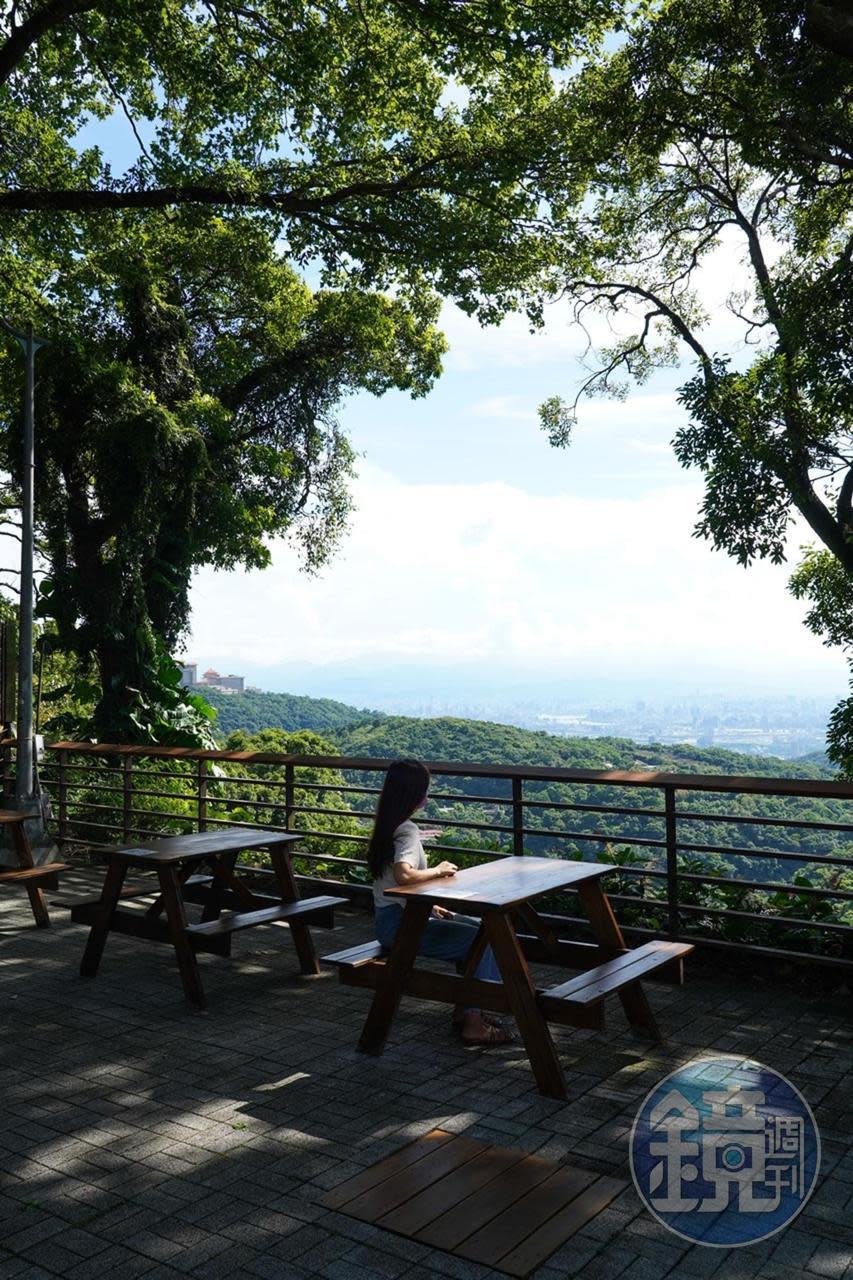 戶外區能眺望關渡平原、社子島及觀音山美景。