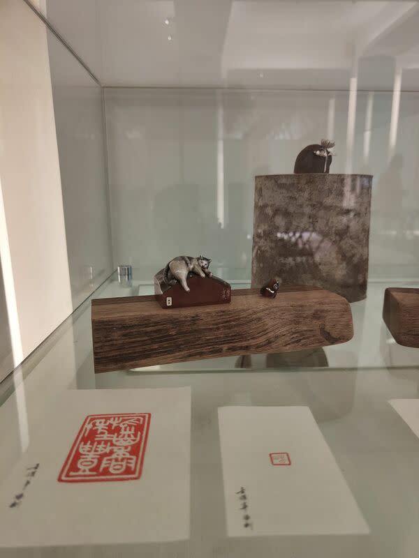 「上善若水─古耀華創作展」有書有畫有印，充分展現被譽為「全方位創作者」的古耀華在書、畫、印各領域的功力。   圖：黃博郎／攝