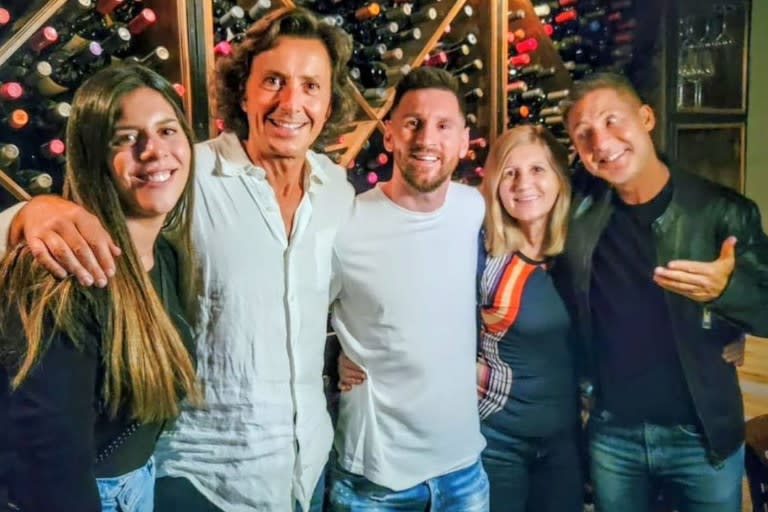 Lionel Messi, junto a su hermana Sol y su madre Celia Cuccittini, Gustavo Bermúdez y Adrián Suar en la cena que compartieron el lunes por la noche en Palermo