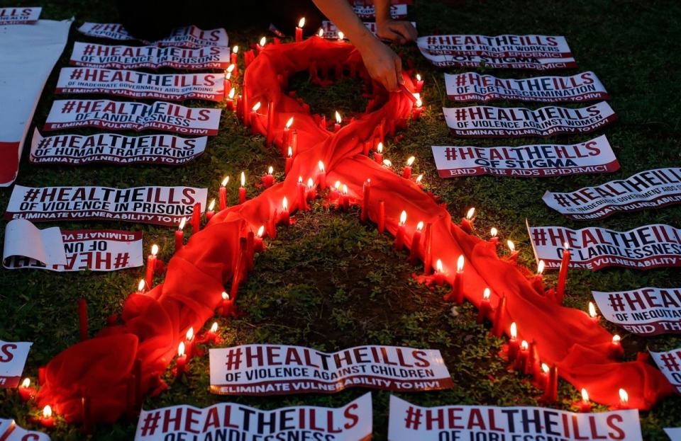 <p>Um an den Welt-AIDS-Tag zu erinnern, werden auf den Philippinen Kerzen rund um eine rote Schleife - das Symbol der Solidarität mit HIV-Infizierten und AIDS-Kranken - angezündet. Aktivisten wollen für Aufmerksamkeit für die steigende Anzahl an HIV-Infektionen sorgen, um das soziale Stigma, das mit der Krankheit einhergeht, zu beseitigen. (Bild: AP Photo/Aaron Favila) </p>