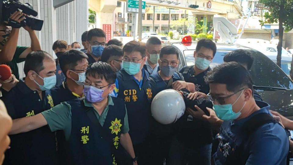 台南市發生震驚社會的殺警案，兇嫌林信吾在新竹市遭警方逮捕，隨後並帶回台南市警局釐清案情。   圖：台南市警察局提供