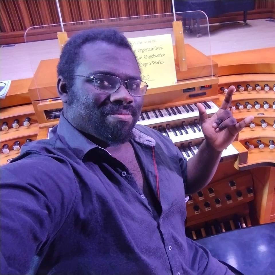 Wolff von Roos is principal organist at First Friends Quaker Meeting in Indianapolis, Indiana, and artist-in-residence/sub-minister of music of Broadway United Methodist Church in Indianapolis.